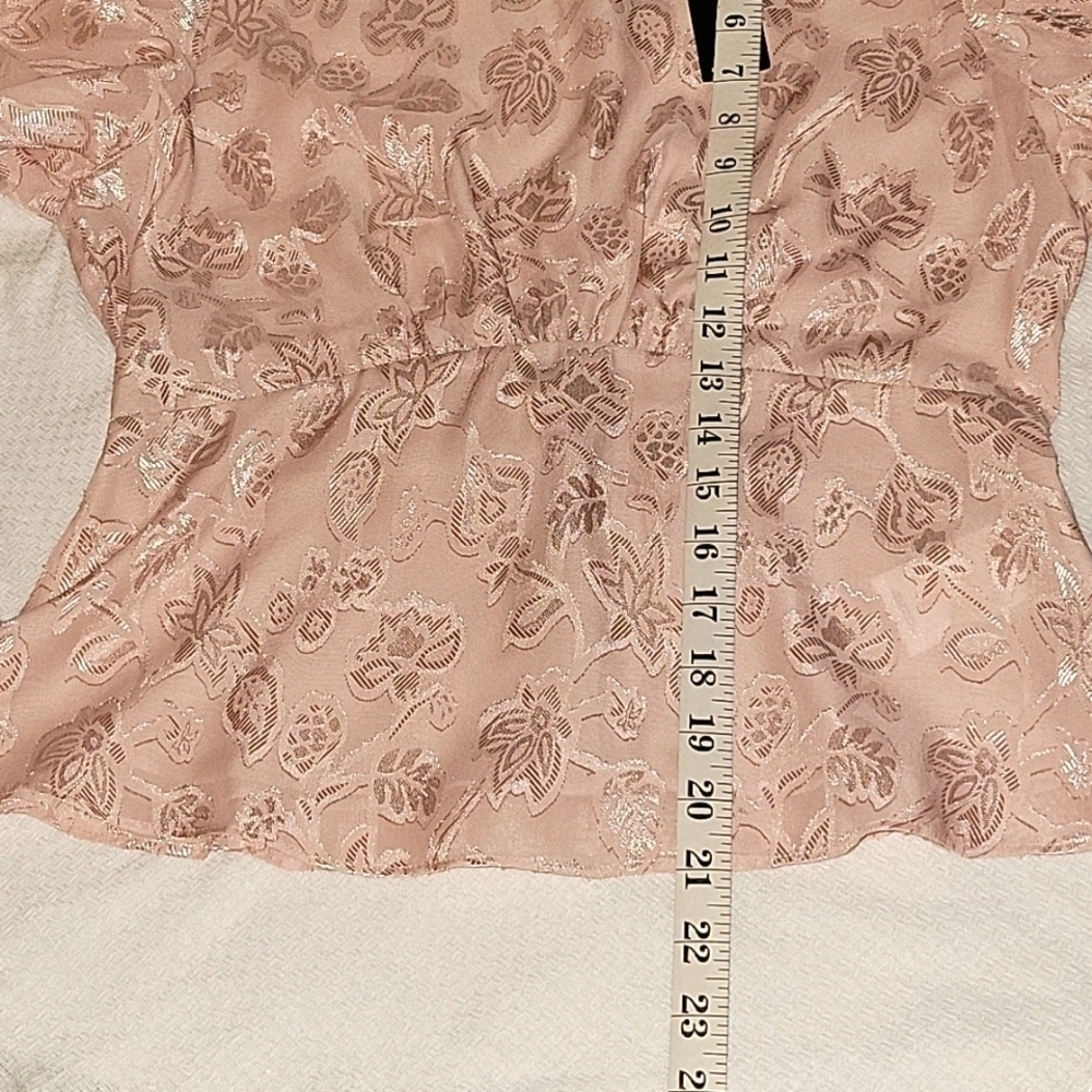 EXPRESS Dusty Light Pink Jacquard Floral Flutter Sleeve Top Blouse Small NWT - Picture 9 of 10